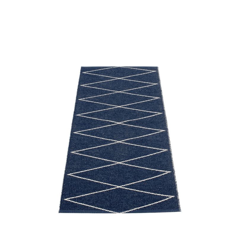 Blauer Max Kunststoffteppich von Pappelina (70x160 cm) mit weißem Rautenmuster. Moderner Teppich für Innen und Außen.